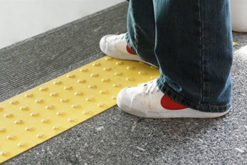 Piso tátil em PVC para deficientes visuais