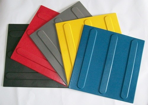 Piso tátil direcional