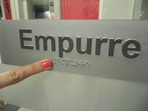 Placas de sinalização em Braille