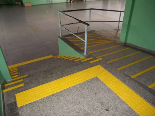 Sinalização visual para degraus