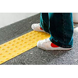 Colocador de piso tátil