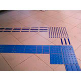 Colocador de piso tátil